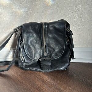 Tano pebble leather crossbody